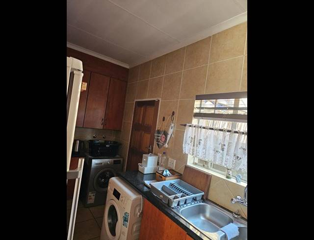 2 BEDROOM TOWNHOUSE FOR SALE IN VANDERBIJLPARK SE 2
